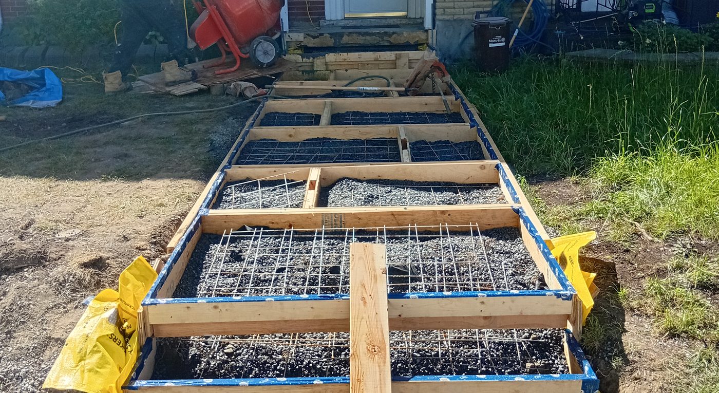 Sidewalk forms with reinforcement